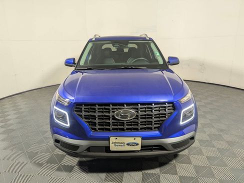 Used 2024 Hyundai Venue Limited image 3