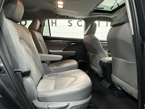 Used 2020 Toyota Highlander Limited image 6