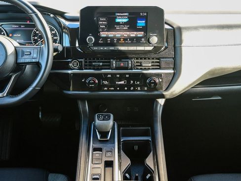 Used 2024 Nissan Pathfinder SV image 12