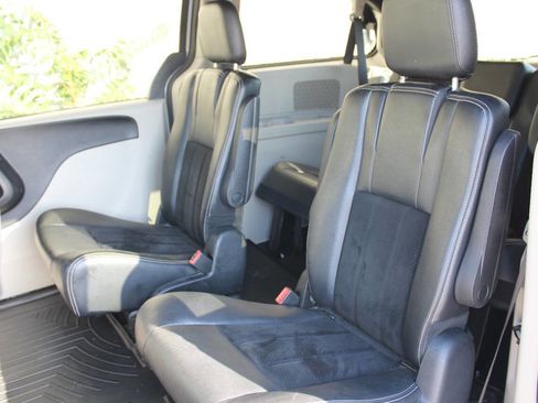 Used 2018 Dodge Grand Caravan SXT image 13