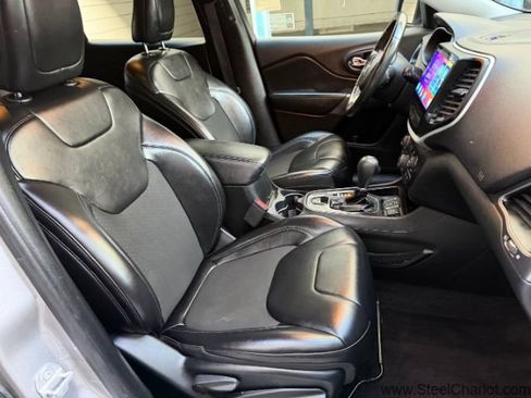 Used 2019 Jeep Cherokee Latitude Plus FWD image 16