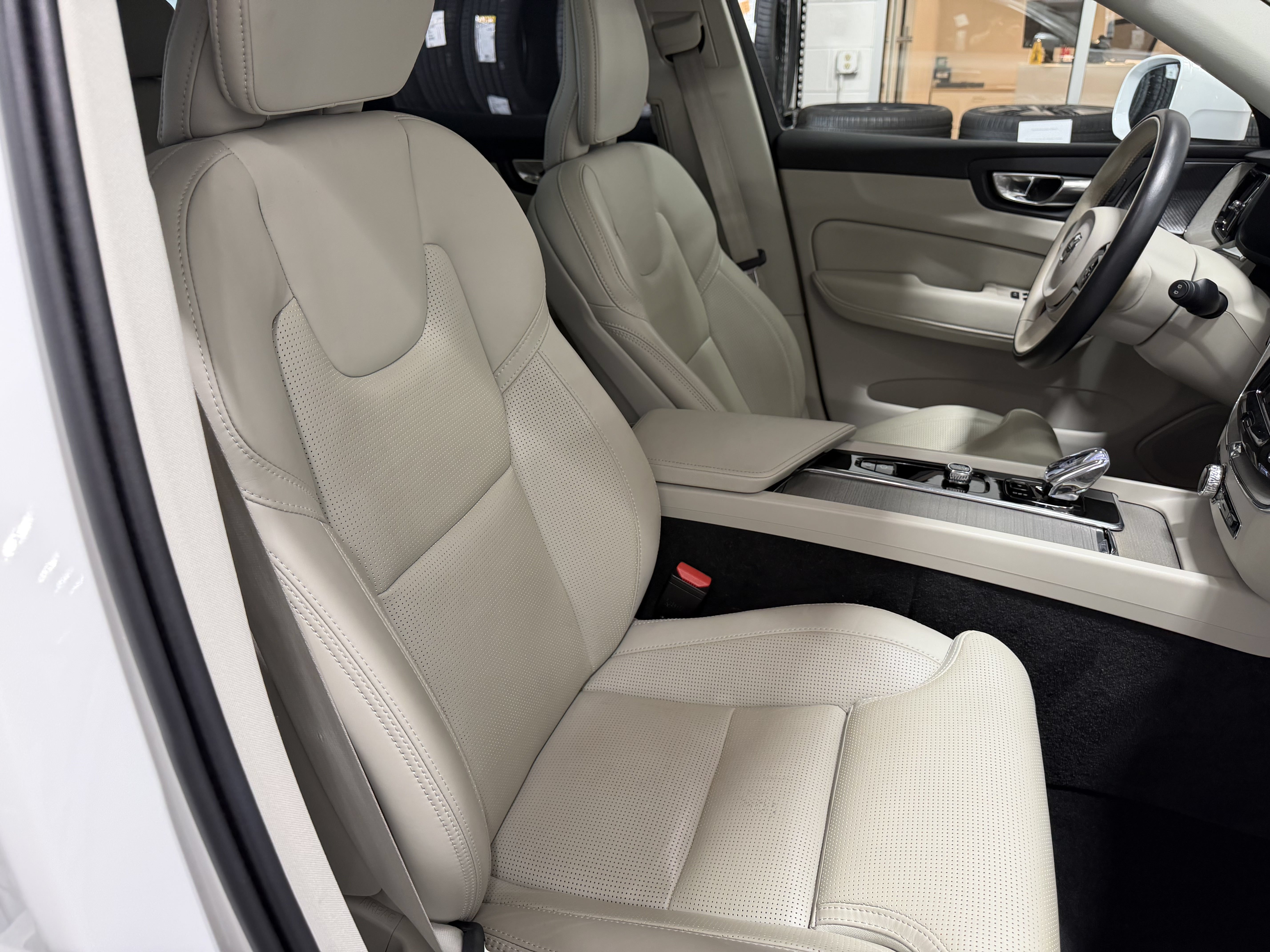 Used 2023 Volvo XC60 B5 Ultimate w/ Climate Package FWD image 19