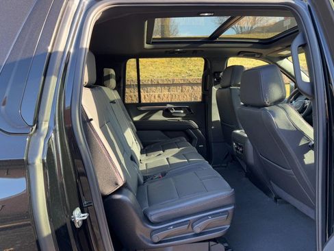 Used 2025 Chevrolet Suburban RST w/ Comfort Package image 10