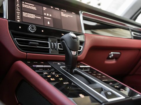 Certified 2026 Porsche Macan AWD/4WD image 27