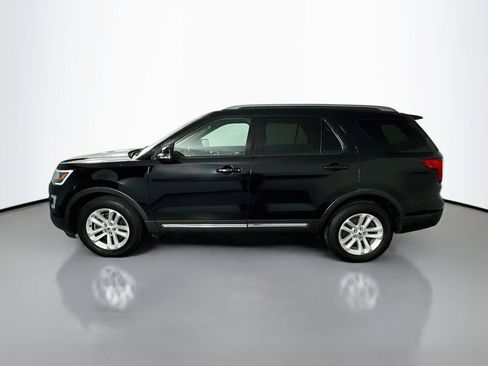Used 2017 Ford Explorer XLT w/ Equipment Group 202A FWD image 4