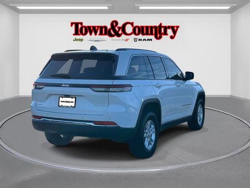 Certified 2023 Jeep Grand Cherokee Laredo w/ Luxury Tech Group I image 5