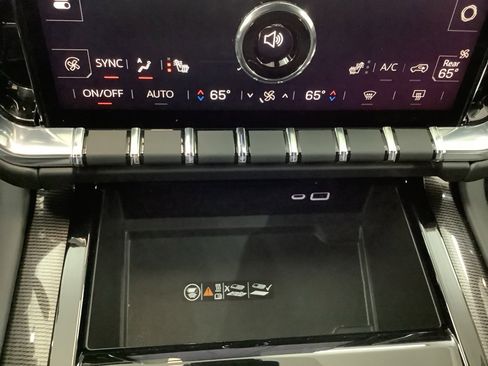 Used 2025 GMC Yukon Elevation image 24