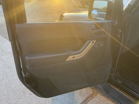 Used 2014 Jeep Wrangler Unlimited Sahara image 9