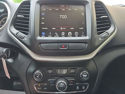 Used 2015 Jeep Cherokee Trailhawk AWD/4WD image 17