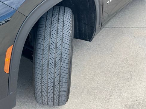 Used 2025 Chevrolet Traverse LT image 9