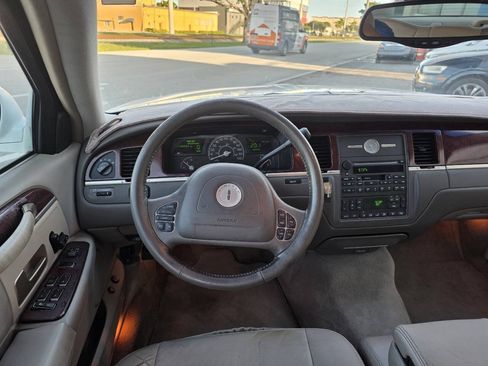 Used 2003 Lincoln Town Car Executive RWD image 8