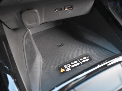 Used 2024 Chevrolet Trax LT w/ Sunroof Package FWD image 34