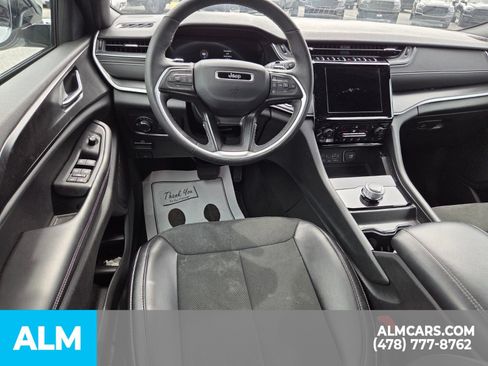 Used 2025 Jeep Grand Cherokee Altitude AWD/4WD image 8