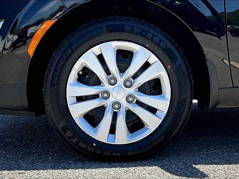 Used 2025 Kia Soul LX FWD image 8