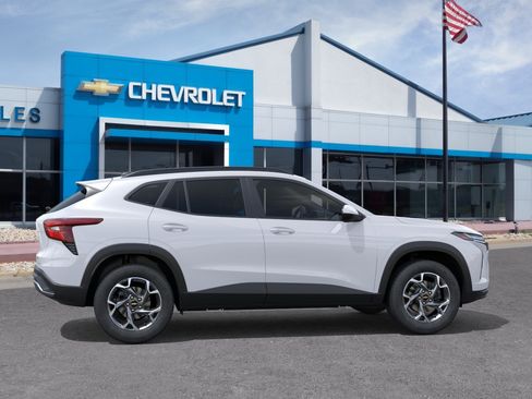 New 2026 Chevrolet Trax LT w/ Driver Confidence Package FWD image 5