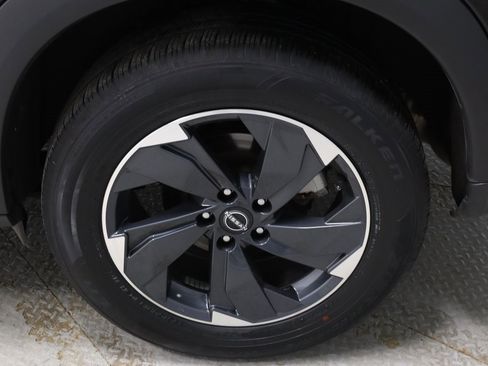 Certified 2025 Nissan Rogue SV image 18