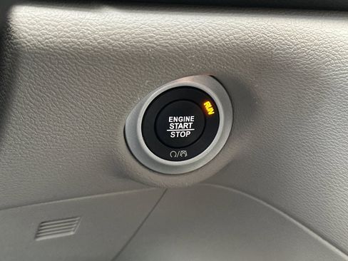 Used 2024 Chrysler Pacifica Touring-L image 24