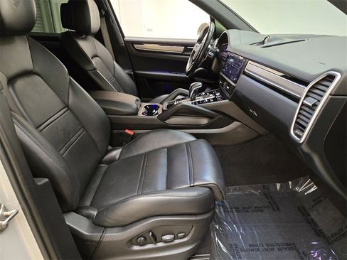 Used 2022 Porsche Cayenne Platinum Edition image 26