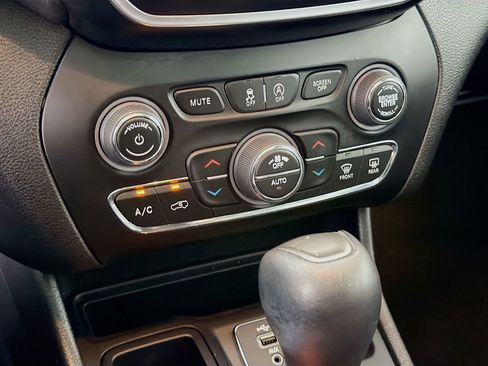 Used 2021 Jeep Cherokee Latitude Lux 80th Anniv w/ Quick Order Package 26U 80TH FWD image 19