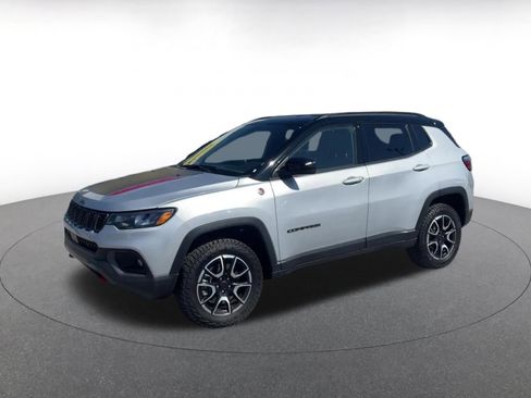 Used 2025 Jeep Compass Trailhawk image 8
