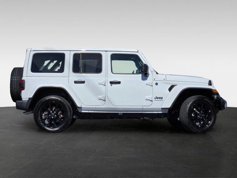 Used 2025 Jeep Wrangler Unlimited Sahara w/ Safety Group AWD/4WD image 4