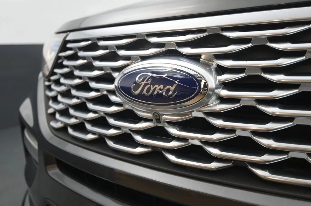 Used 2020 Ford Explorer Platinum w/ Premium Technology Package AWD/4WD image 9
