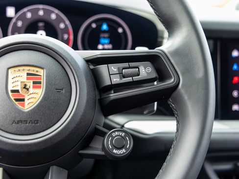 Certified 2025 Porsche Cayenne Coupe image 32