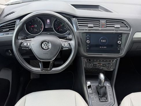 Used 2019 Volkswagen Tiguan SE w/ Panoramic Sunroof Package image 9