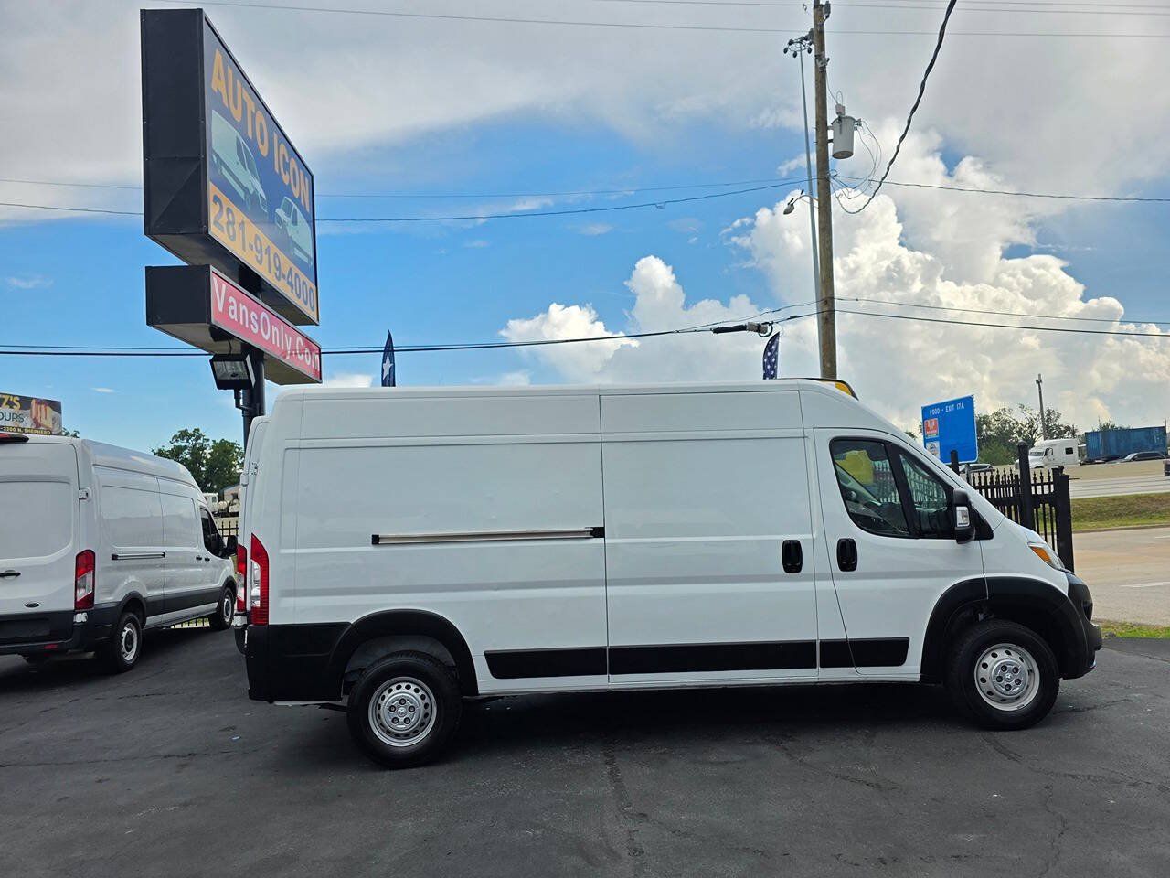 Used 2024 RAM ProMaster 2500 w/ Convenience Group FWD image 3
