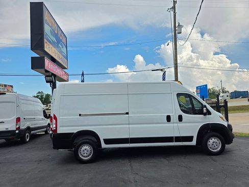 Used 2024 RAM ProMaster 2500 w/ Convenience Group FWD image 3