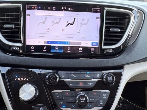 Used 2024 Chrysler Pacifica Touring-L image 4