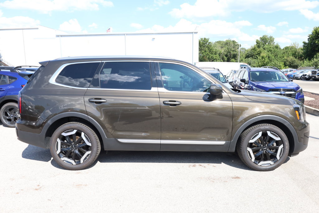 Used 2023 Kia Telluride EX w/ EX Captain's Chair Package AWD/4WD image 5