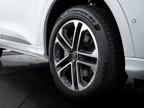 New 2025 Audi Q5 Premium Plus image 22