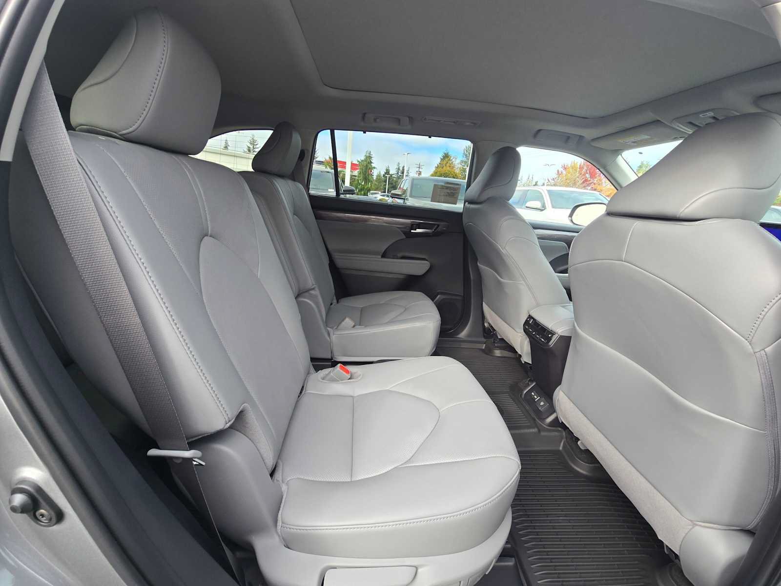 New 2026 Toyota Highlander Platinum AWD/4WD image 12
