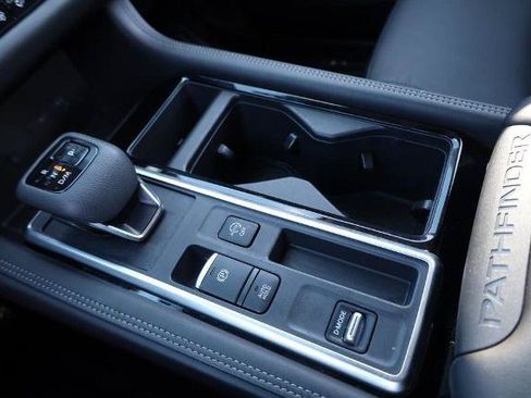 Certified 2025 Nissan Pathfinder Platinum FWD image 18