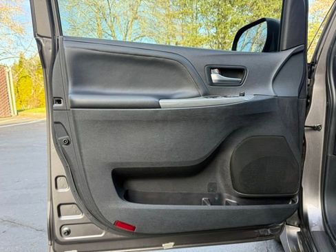Used 2015 Toyota Sienna SE w/ SE Preferred Package image 17