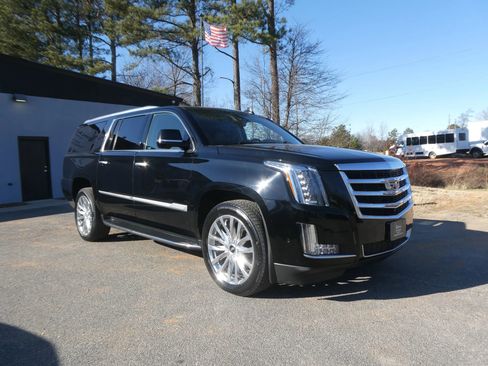 Used 2019 Cadillac Escalade ESV Luxury image 3