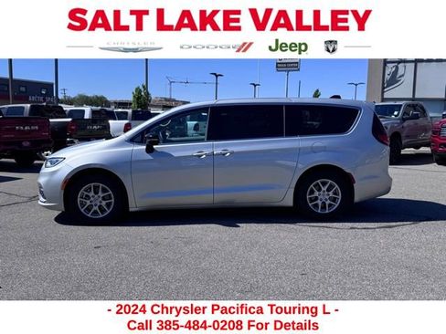Used 2024 Chrysler Pacifica Touring-L FWD image 2