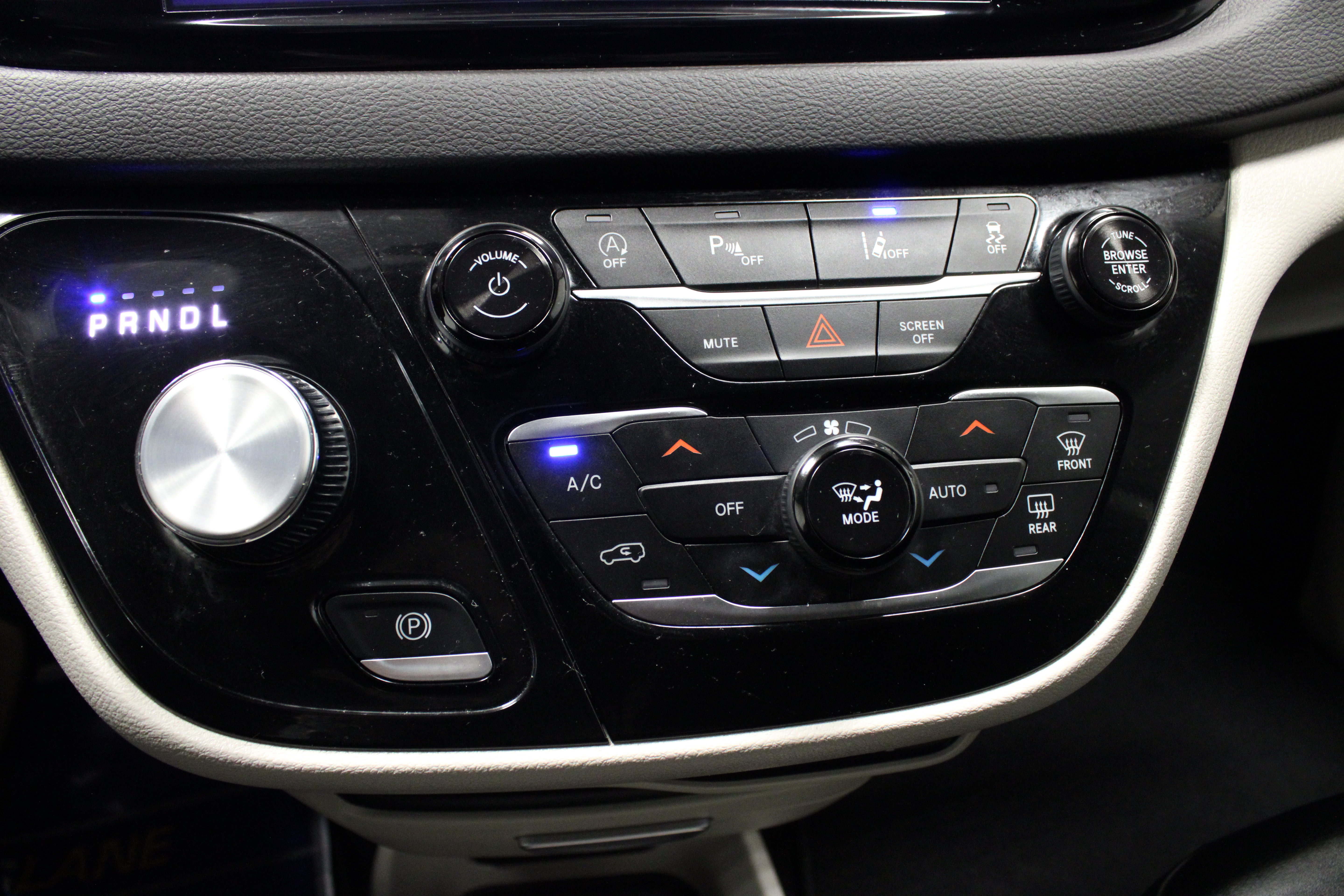 Used 2024 Chrysler Pacifica Touring-L FWD image 23