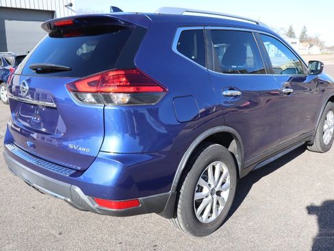 Used 2017 Nissan Rogue SV image 3