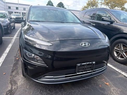 Used 2023 Hyundai Kona SE w/ Cargo Package FWD image 2
