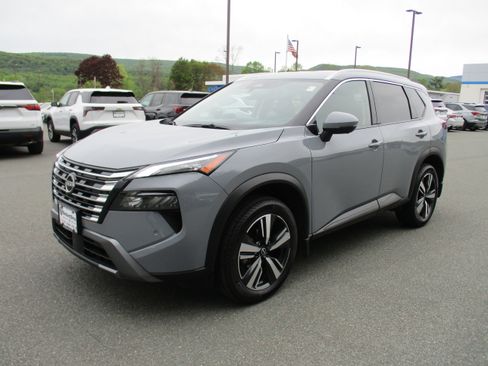 Used 2025 Nissan Rogue SL AWD/4WD image 1