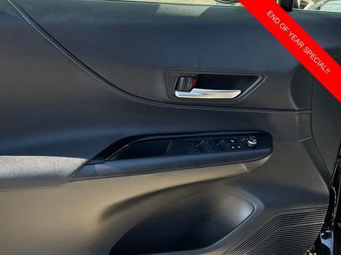 Used 2021 Toyota Venza LE image 9