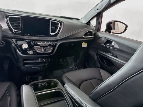 New 2027 Chrysler Pacifica Select AWD/4WD image 15