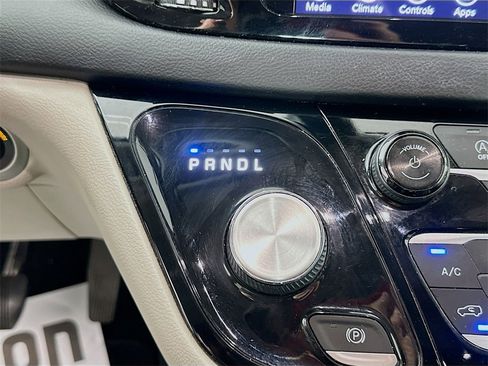 Used 2018 Chrysler Pacifica Touring-L w/ Premium Audio Group image 16