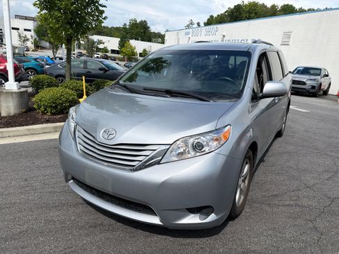 Used 2016 Toyota Sienna LE FWD image 4