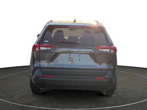 Used 2022 Toyota RAV4 XLE Premium image 5