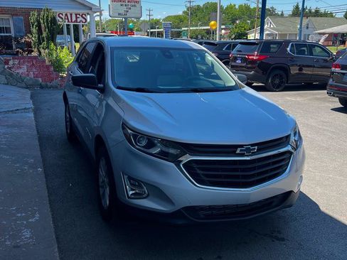 Used 2021 Chevrolet Equinox LS w/ LS Convenience Package FWD image 4