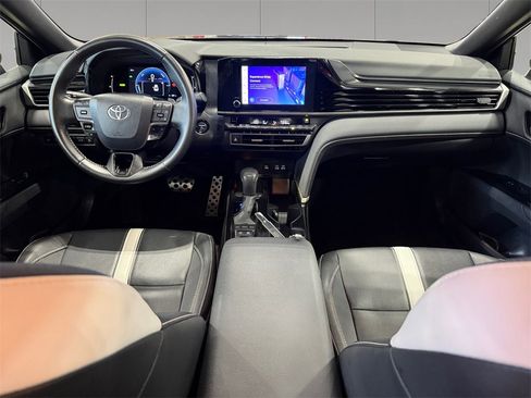 Used 2025 Toyota Camry SE image 12