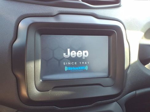 Used 2021 Jeep Renegade Latitude FWD image 9